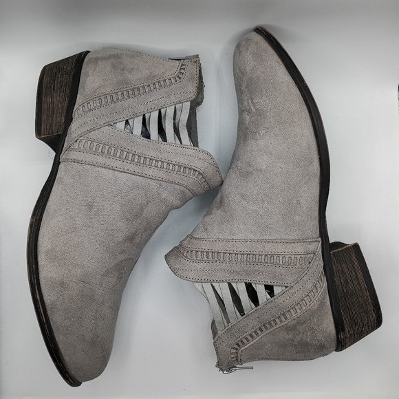 Journee Collection Jeni Gray Faux Suede Ankle Boots Size 11 - Picture 3 of 9